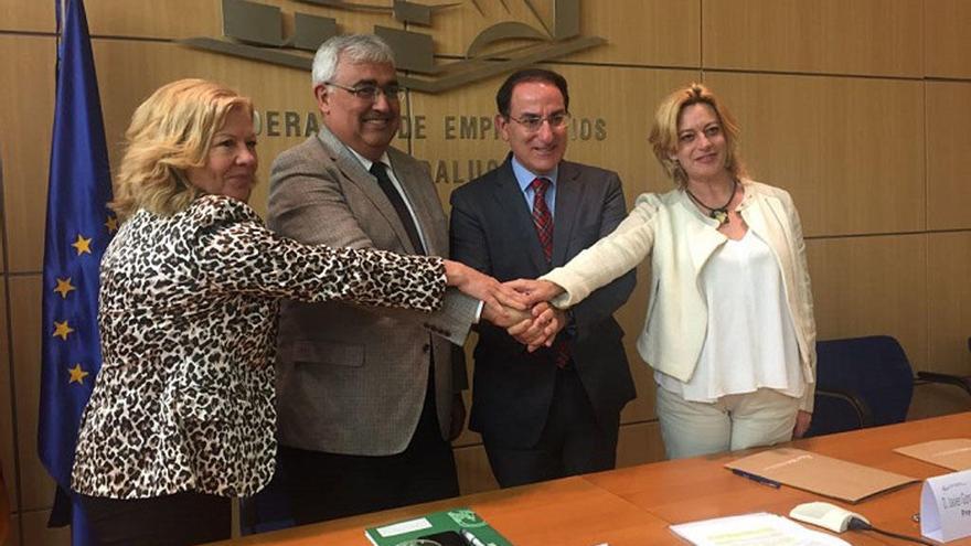 Ramírez de Arellano junto a Javier González de Lara y Montserrat Reyes tras la firma del convenio.