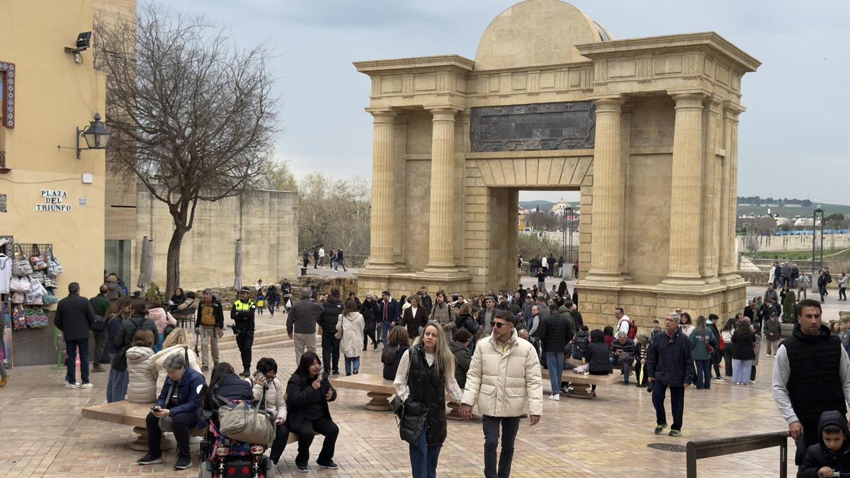 Un puente de Andalucía de paseos con lluvia intermitente en Córdoba