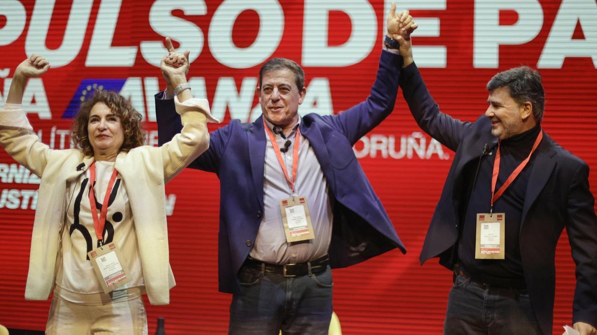 La vicepresidenta primera, María Jesús Montero; el candidato del PSOE a la Xunta, José Ramón Gómez Besteiro, y el eurodiputado Nicolás González, este sábado en A Coruña.