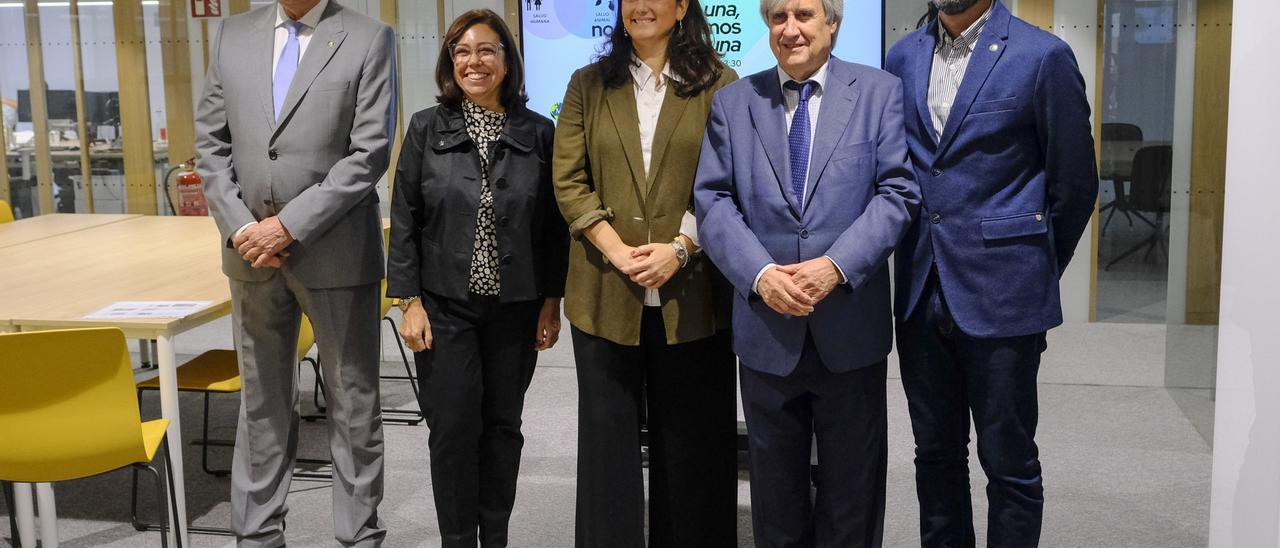 De izquierda a derecha, Pedro Cabrera, Loreto Gómez, Carolina Sánchez, Juan José Badiola y Alejandro Suárez, este jueves, en el Colegio Oficial de Farmacéuticos de Las Palmas.