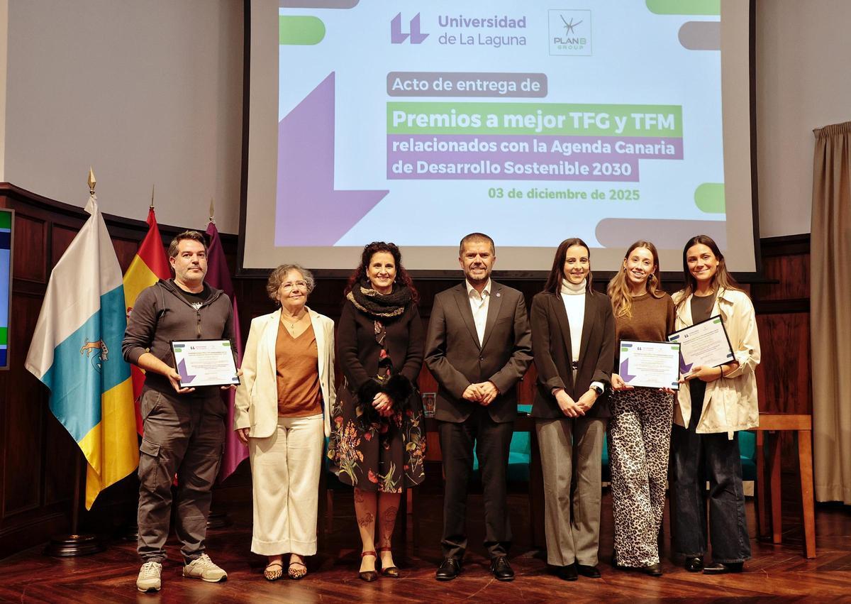 Representantes de la ULL y de Plan B Group junto a los premiados.