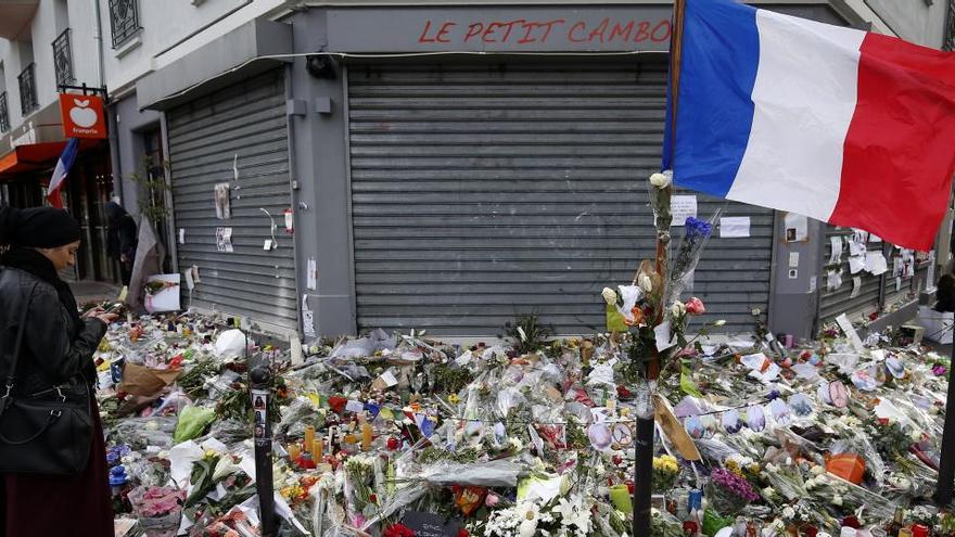 Homenaje en Le Petit Cambodge, uno de los escenarios de la tragedia