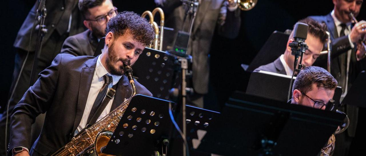 El Festival de Música de Canarias continúa incorporando diferentes estilos musicales a través de  ‘En Paralelo’. Ayer, el escenario del Espacio La Granja unió al gran trompetista norteamericano Chris Kase con la Orquesta de Jazz del Atlántico