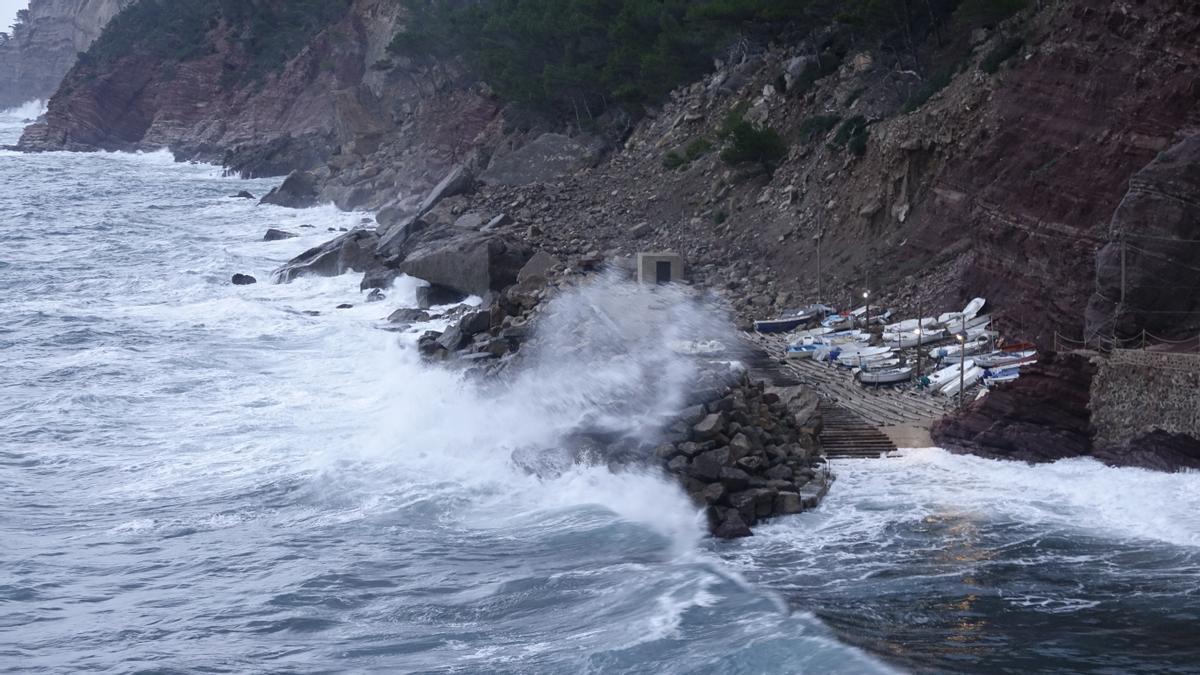 Olas en Cala Estellencs.