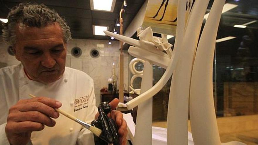 Bajo las mejores técnicas y las últimas innovaciones el maestro artesano pastelero crea las magníficas esculturas de chocolate y azúcar.