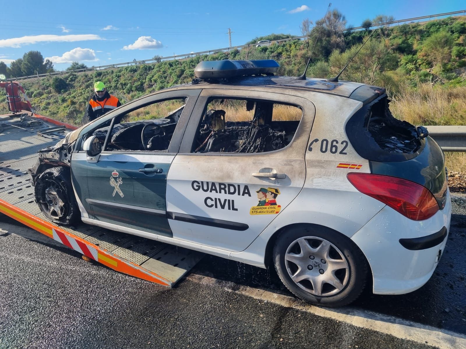 Ilesos dos guardias civiles al arder un coche patrulla entre Ondara y El Verger