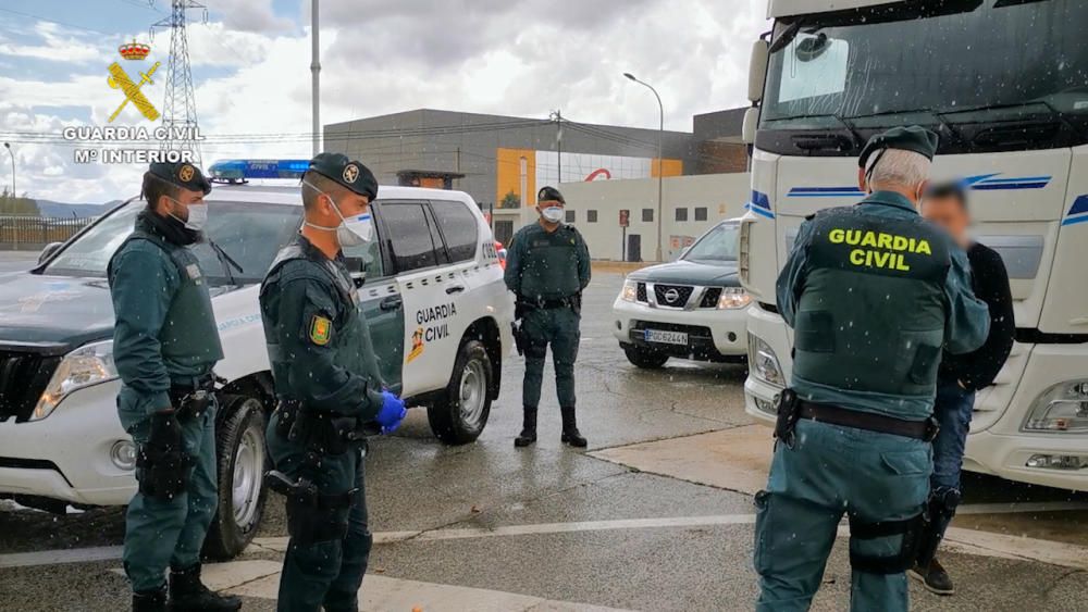 La Guardia Civil escoltó el camión sanitario desde la frontera con Portugal hasta Elche.