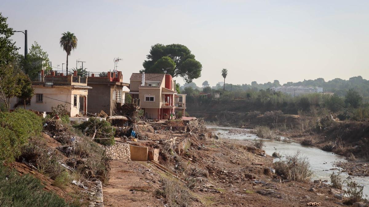 Viviendas del Pantano en el linde del barranco