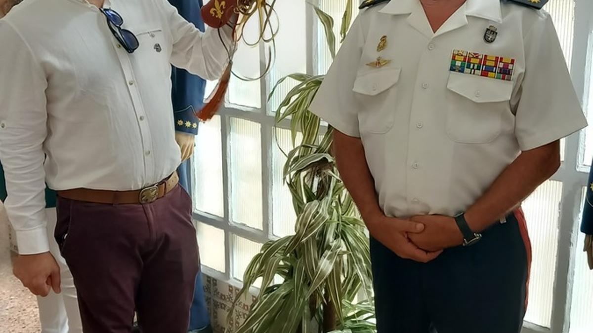 El profesor y cetrero David Santacreu con un halcón y el subdelegado de Defensa, Juan Bosco Montero.