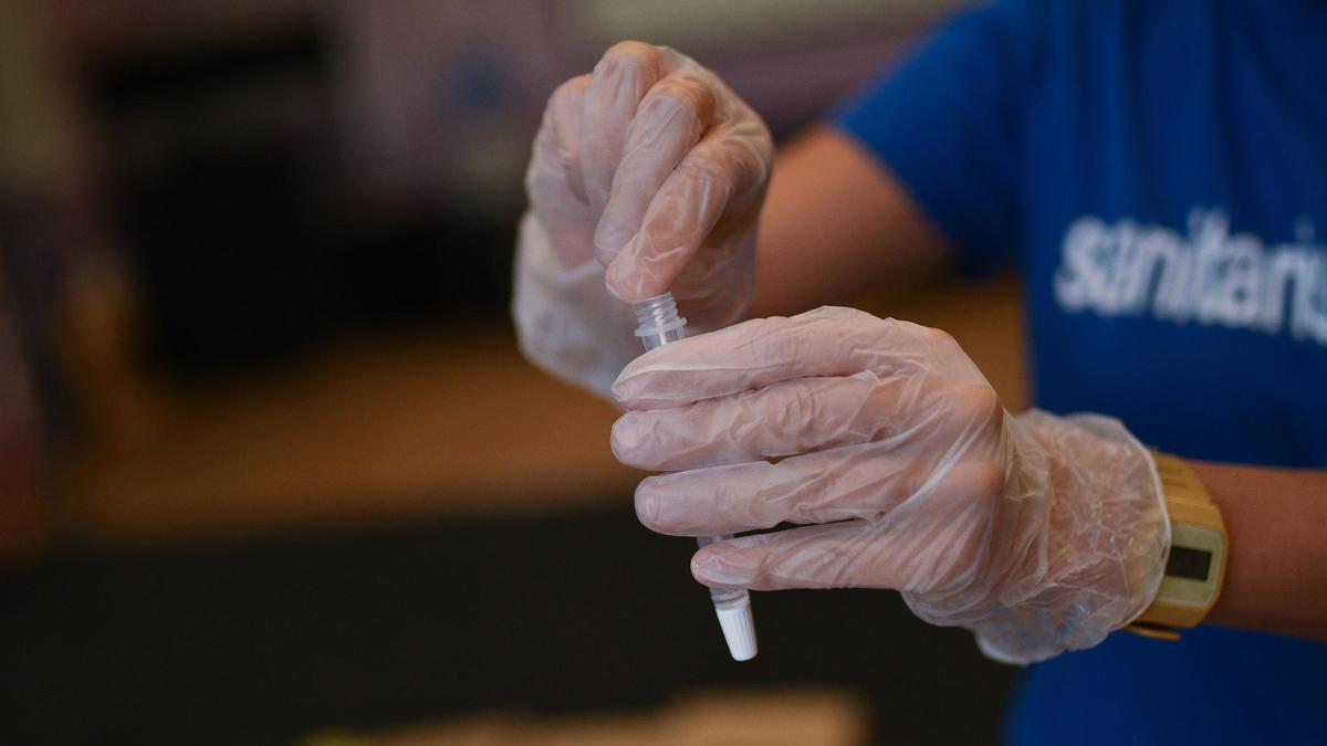 Una mujer manipula un test de antígenos.