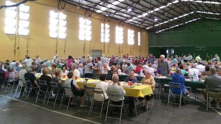 Unos 400 jubilados y pensionistas participan en la tradicional merienda para cerrar las fiestas.