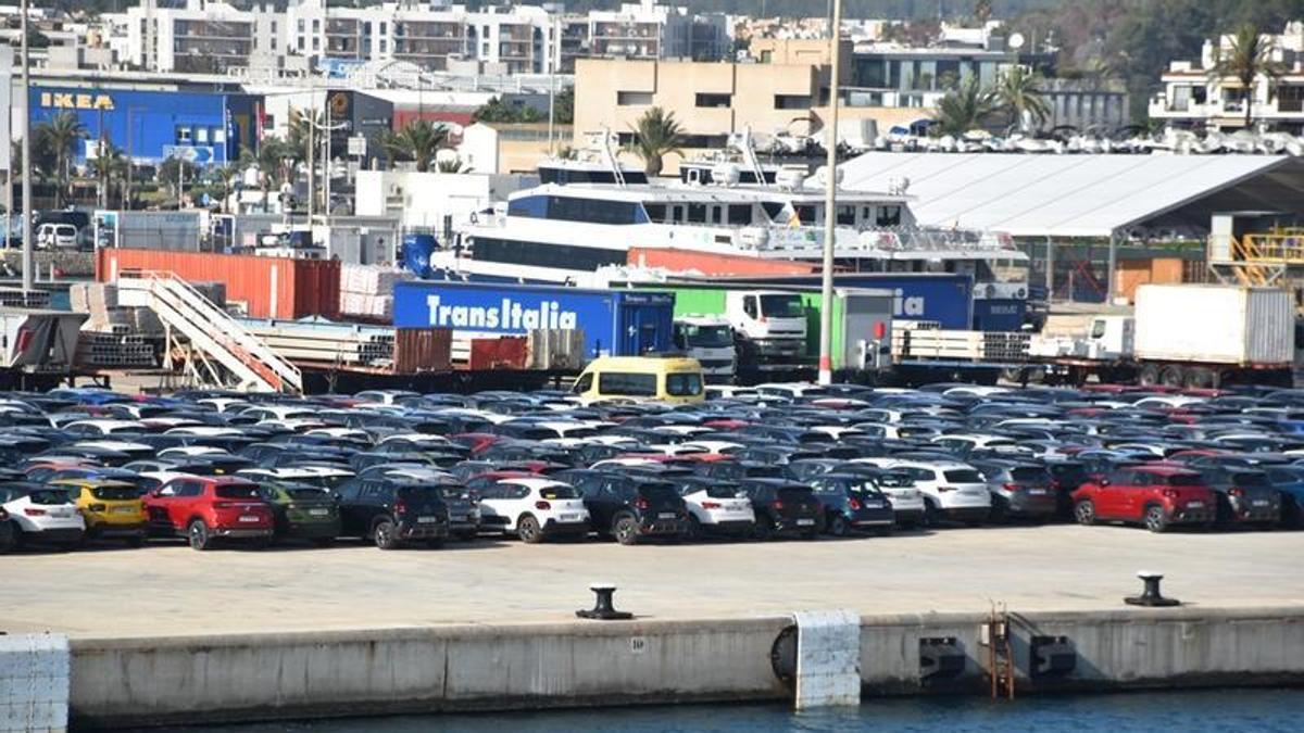 Coches de alquiler en el muelle comercial del puerto de Ibiza.