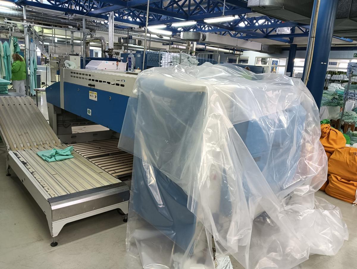 Una trabajadora sufre un accidente en la lavandería del hospital de Plasencia, que cerrará por obras.