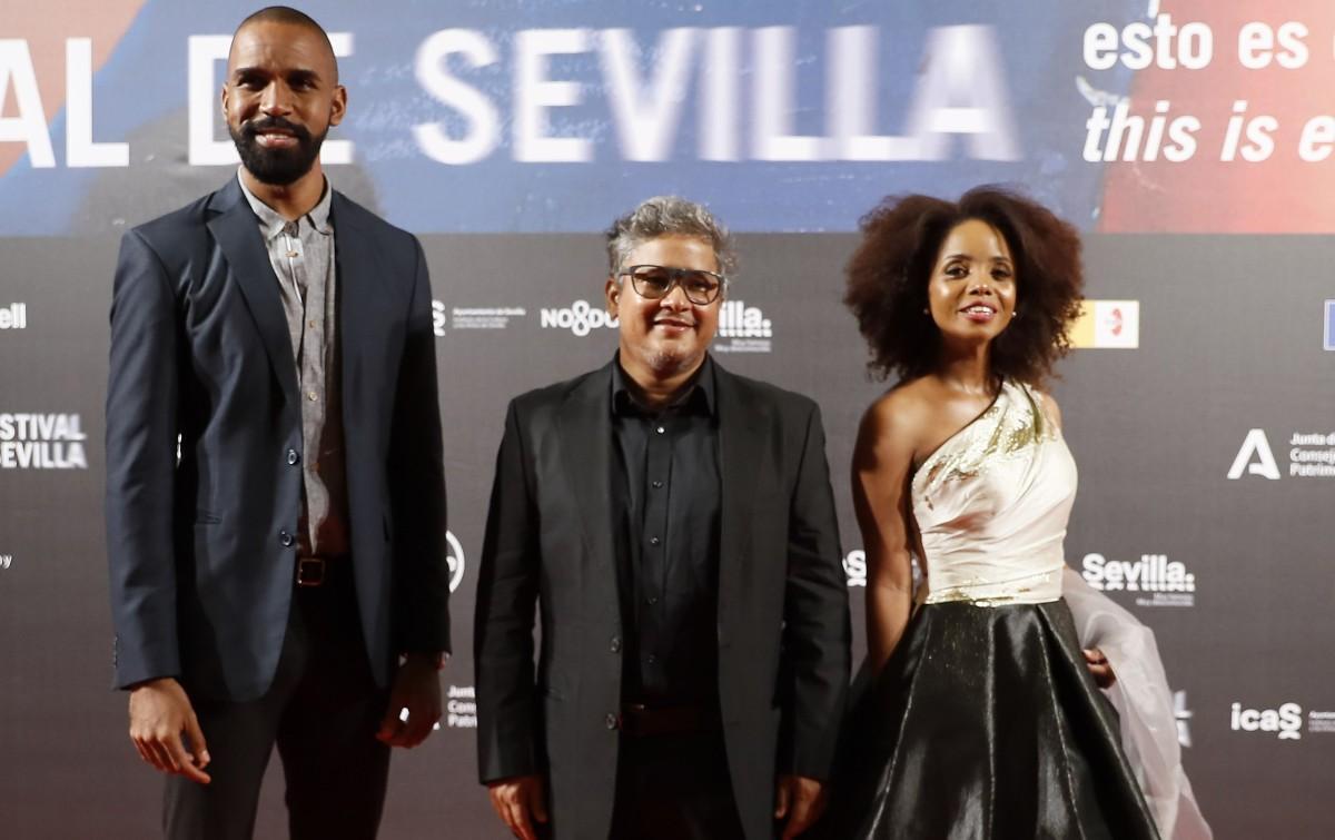 El realizador Nino Martínez (c) y los actores Vicente Santos y Fidia Peralta a su llegada hoy viernes a la Gala de Inauguración del 18 Festival de Cine Europeo de Sevilla que se celebra en la capital andaluza.
