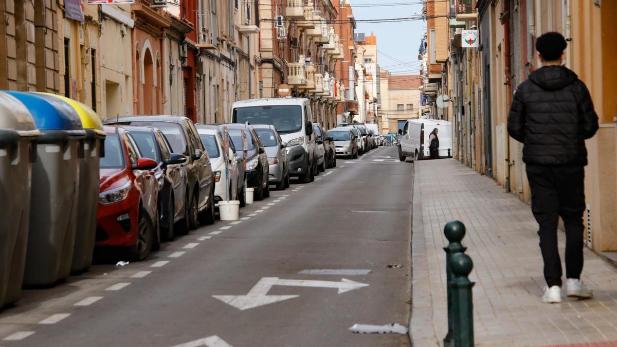 Calle Pintor Cabrera de Alcoy, paralela a la Alameda, por donde discurre el carril bici.