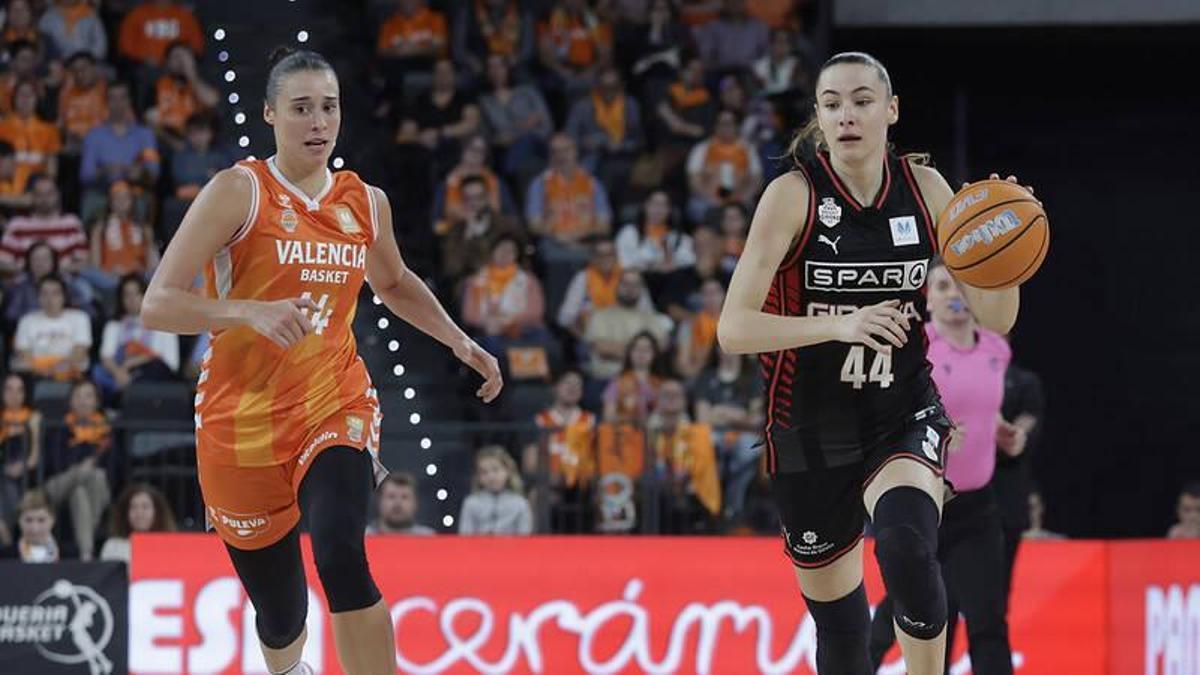 Merceron controlant la pilota en l'anada de semifinals a València