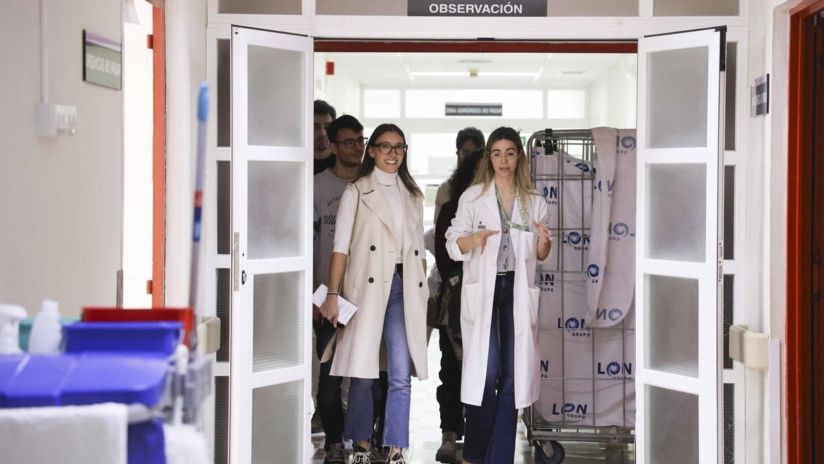 Un centenar de futuros residentes participan en las jornadas de puertas abiertas del Hospital General de Alicante