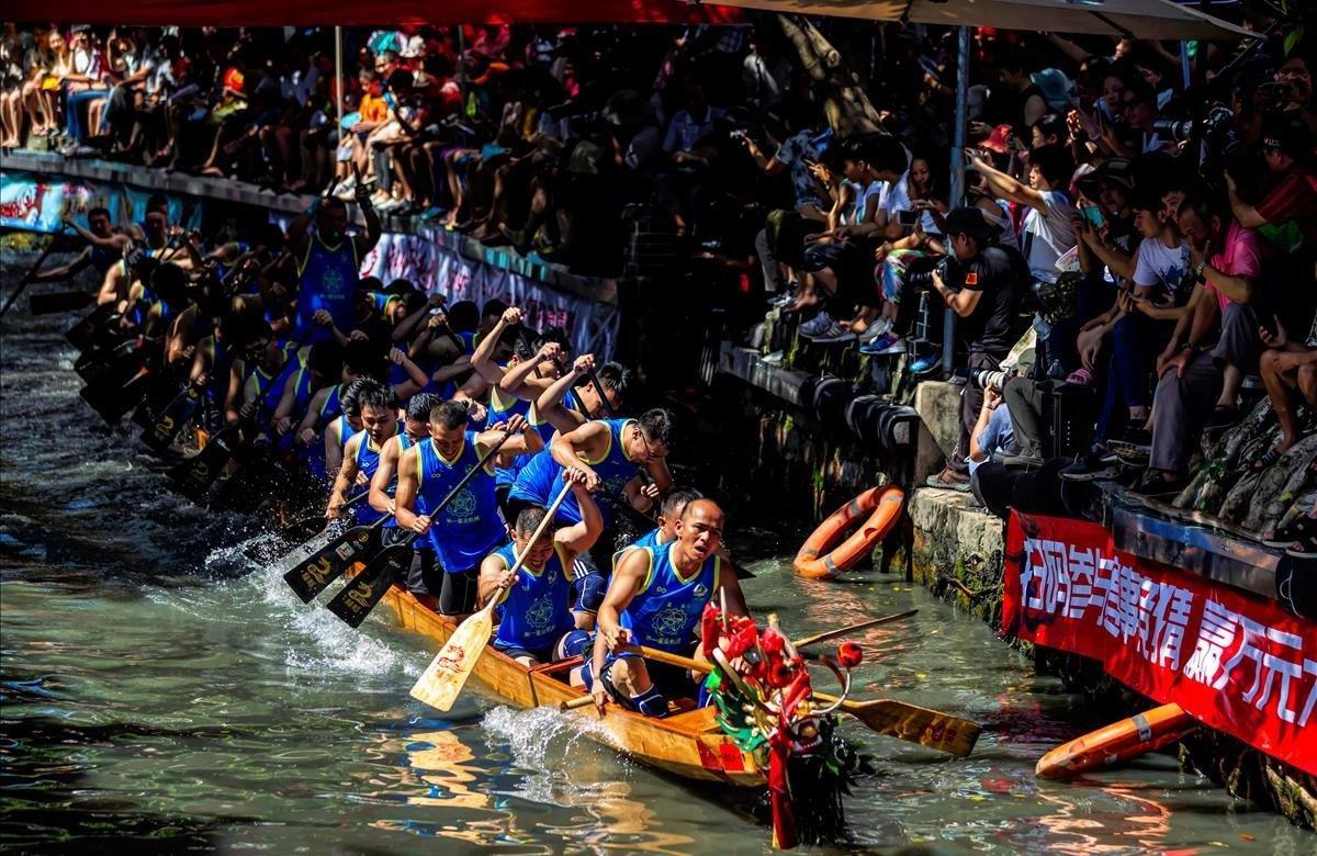 Varios competidores participan, este viernes, en el Festival de los Barcos Dragón, en Foshan (China). Este festival conmemora la vida y muerte del famoso poeta Qu Yuan y es una fiesta pública en Hong Kong, Macao y Taiwán.