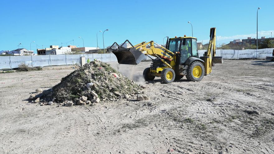 Primeros trabajos en el solar de Rabasa en el que se están construyendo 34 VPO.