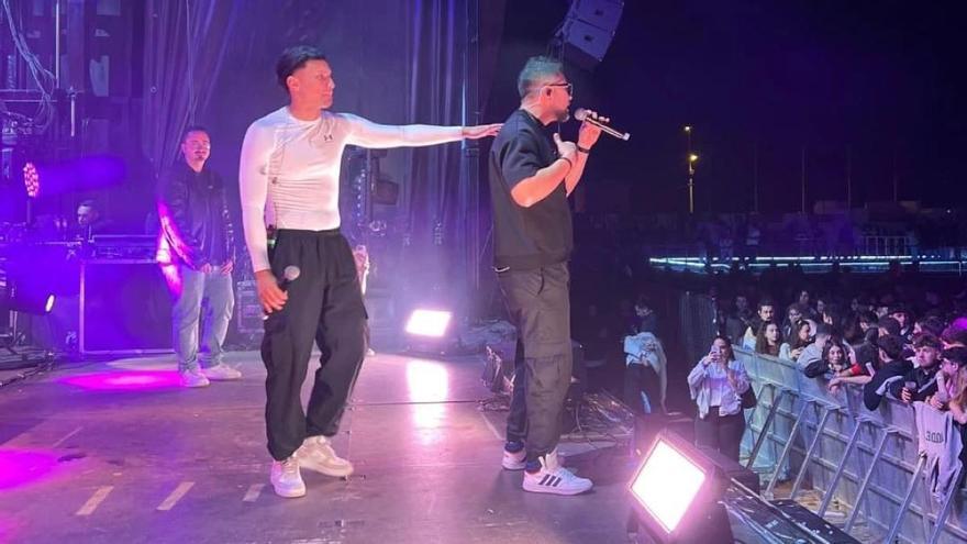 Necke el Escritor y Diego Caballero sobre el escenario.