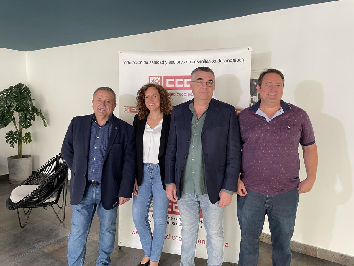 Miembros de Comisiones Obreras antes de la reunión de la Federación de Sanidad y Sectores Sociosanitarios de CCOO de Andalucía