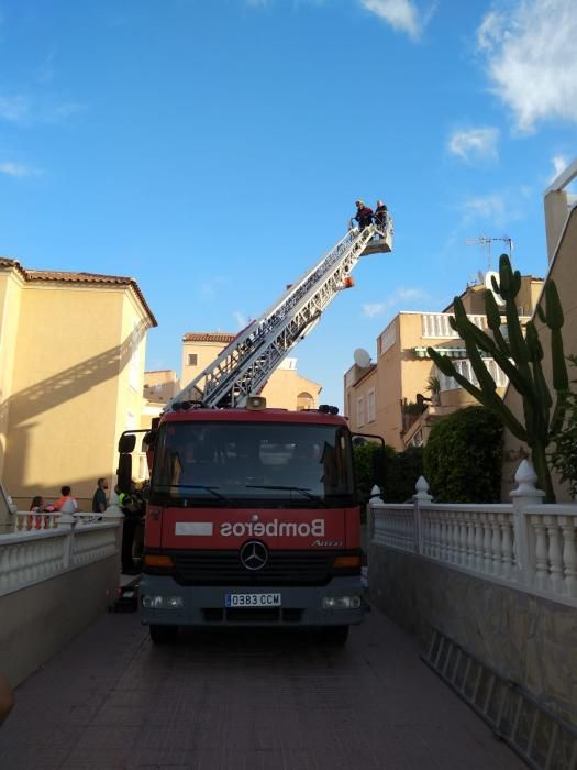 Rescatadas cuatro personas con vida tras el derrumbe de un bungaló en Orihuela Costa