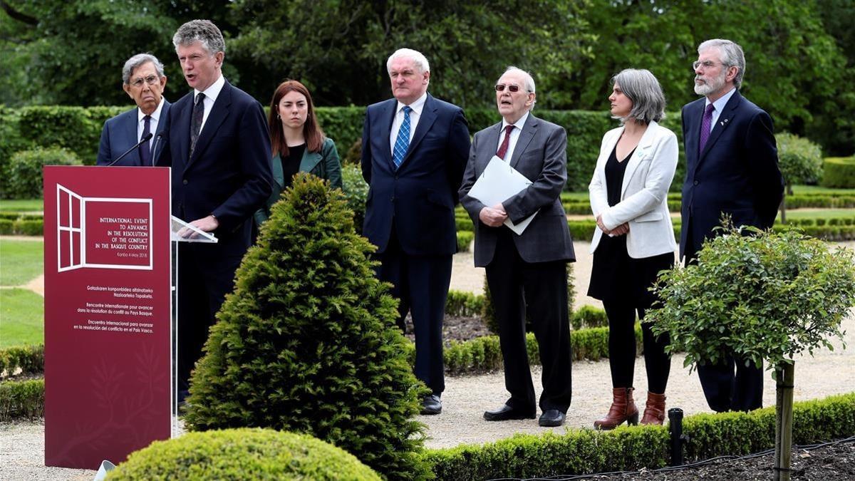 El británico Jonathan Powell durante la lectura del comunicado que certifica el fin de ETA acompañado de un grupo de personalidades políticas internacionales en una conferencia en la localidad vascofrancesa de Cambo-les-Bains.