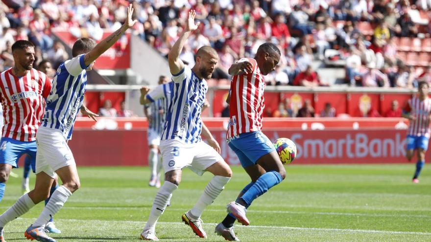 La curiosa queja del entrenador del Alavés ante el partido con el Sporting: &quot;Era muy difícil jugar&quot;