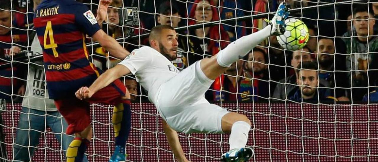 Benzema se anticipa a Rakitic y conecta el remate que supuso el gol del empate del Madrid.