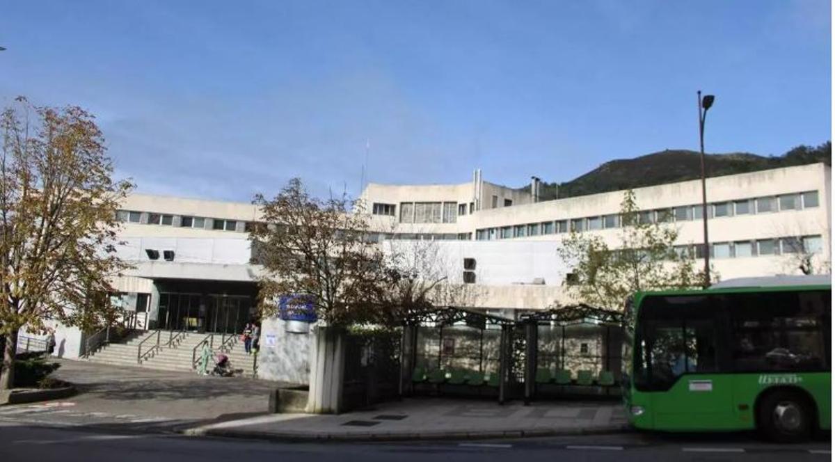 Parada de autobuses junto al Hospital Valle del Nalón