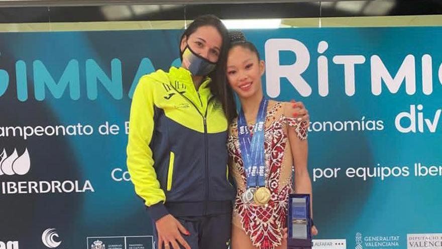 Jennifer Colino con la gimnasta Lucía Leshan Cañas que obtuvo varias medallas