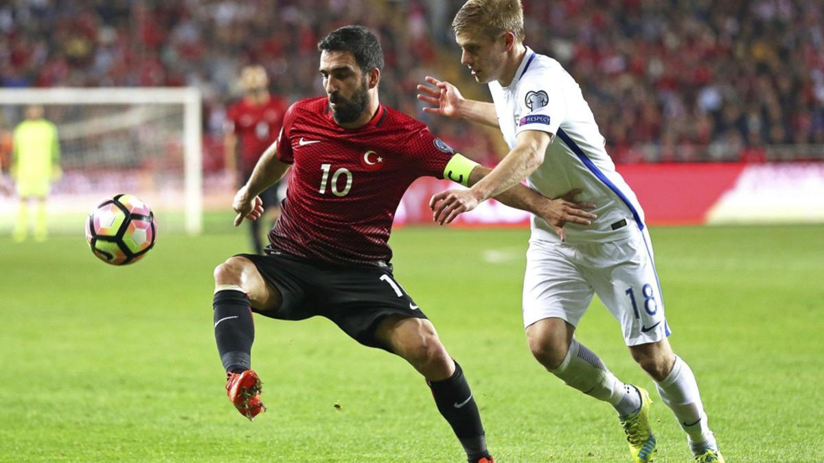 Arda Turan y Jere Uronen dosìtan el balón en el Turquía-Finlandia de la fase previa del Mundial de Rusia 2018