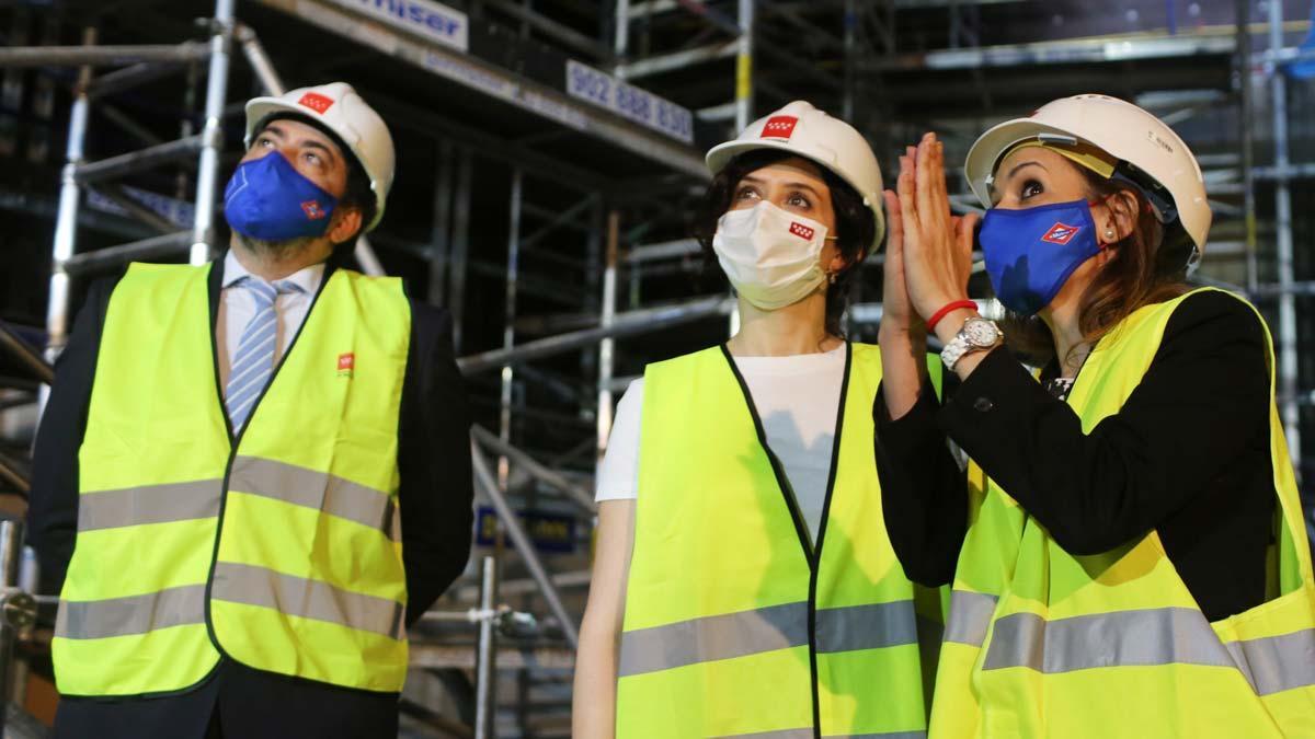 Isabel Díaz Ayuso y David Pérez, durante una visita a las obras de remodelación y mejora de la estación de Metro de Gran Vía, en Madrid.