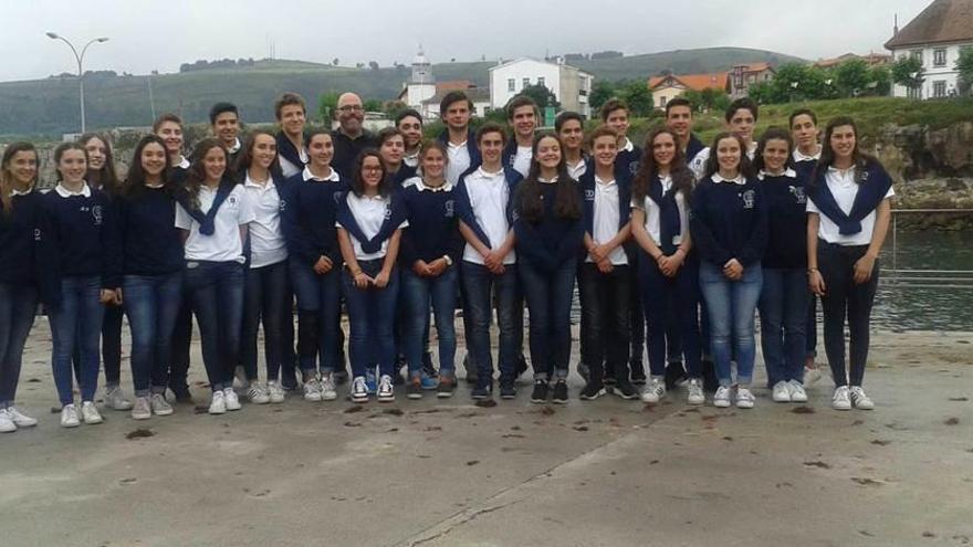 Una representación del Centro Asturiano de México visita Llanes