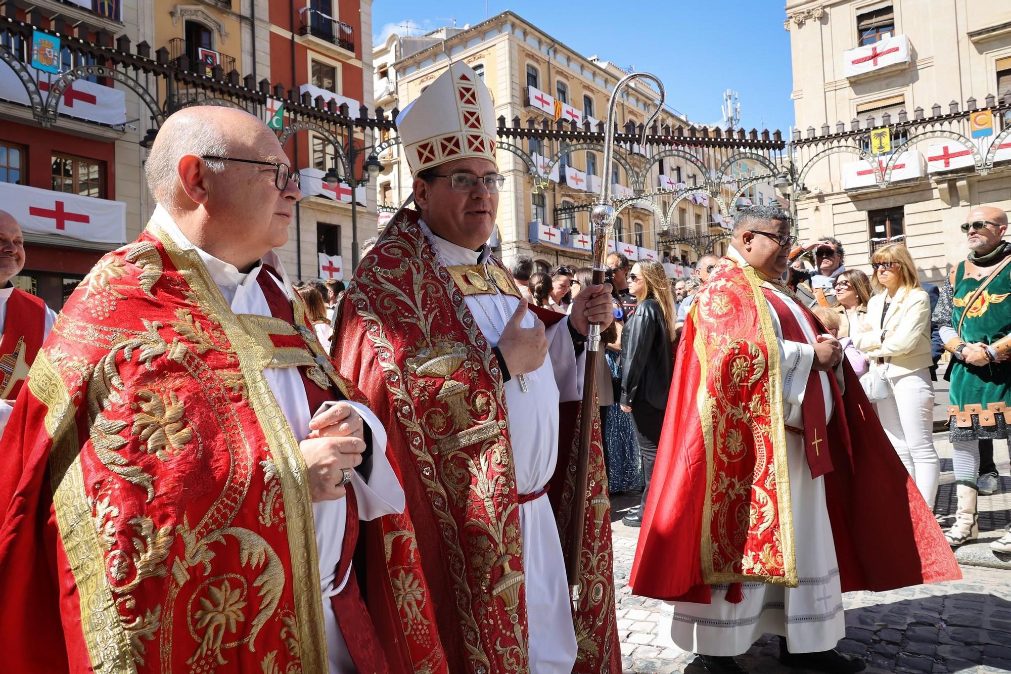 El Sant Jordiet entre claveles en la procesión de la Reliquia