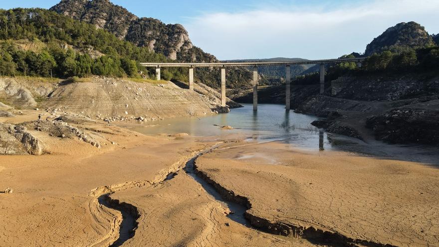 La Generalitat no preveu &quot;talls&quot; d&#039;aigua a l&#039;aixeta però no descarta rebaixar el consum a 160 litres per persona