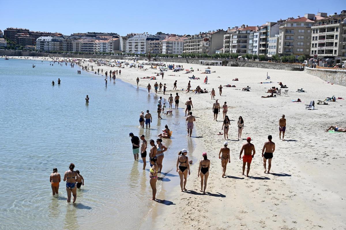 Bañistas en la playa de Silgar, en Saxenxo