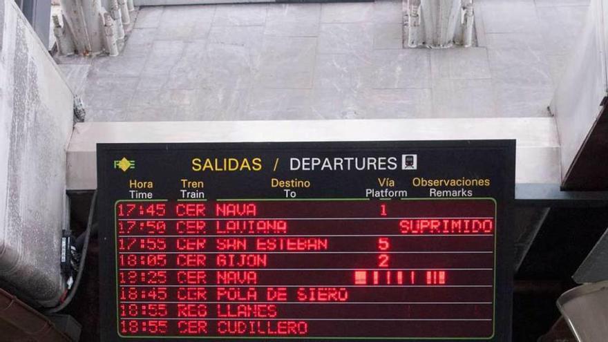Paneles informativos en la estación de Oviedo.