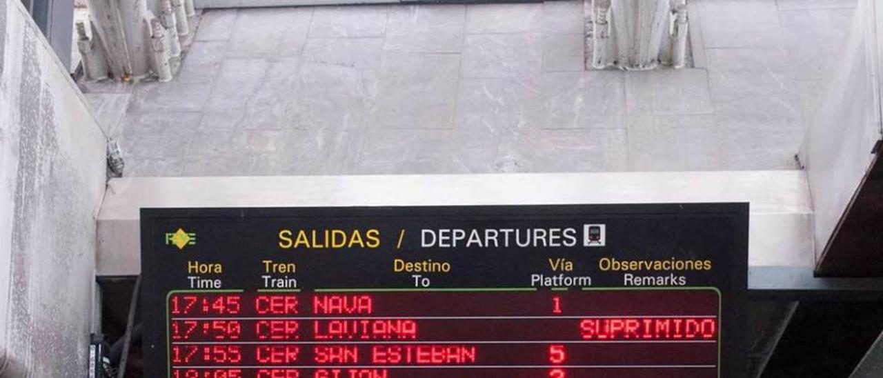 Paneles informativos en la estación de Oviedo.
