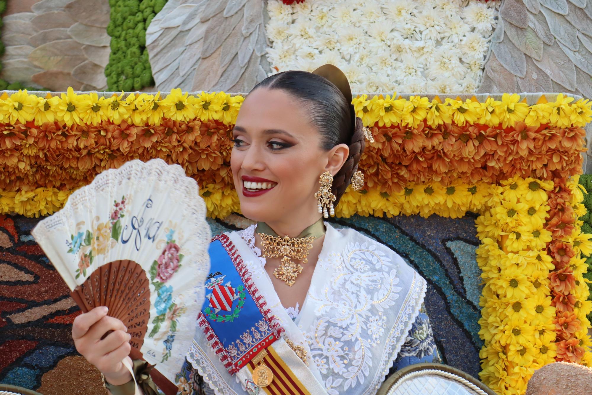 La Batalla de Flores reúne a las falleras de 2022 y 2023