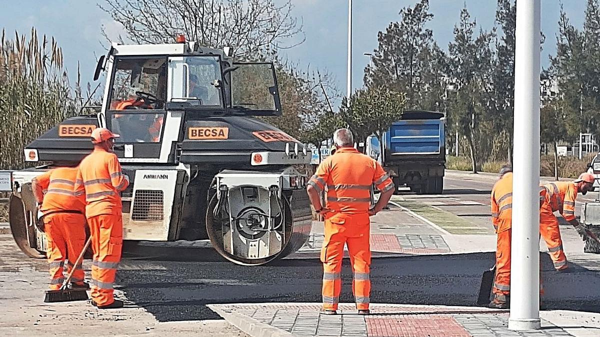 Los operarios se afanan en la mejora de viales de conexión con la playa, tanto con las aceras como de la calzada.