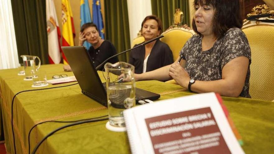 De izquierda a derecha, Felisa Soria, Carmen Moriyón y María José Carretero, en la presentación del informe en el salón de recepciones del Ayuntamiento.