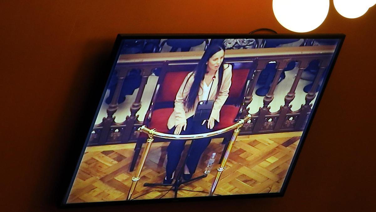Un monitor de televisión muestra la declaración de Rosa Peral, el 11 de marzo de 2020 en la Audiencia de Barcelona
