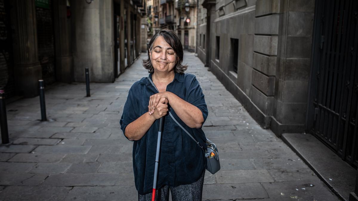 La concejala del PSC Rosa Alarcón, este lunes en la calle de la Ciutat, junto al Ayuntamiento de Barcelona.