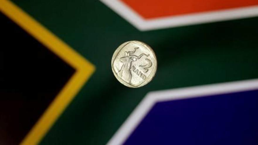Una moneda de dos rand, la divisa nacional, col·locada sobre la bandera sud-africana.