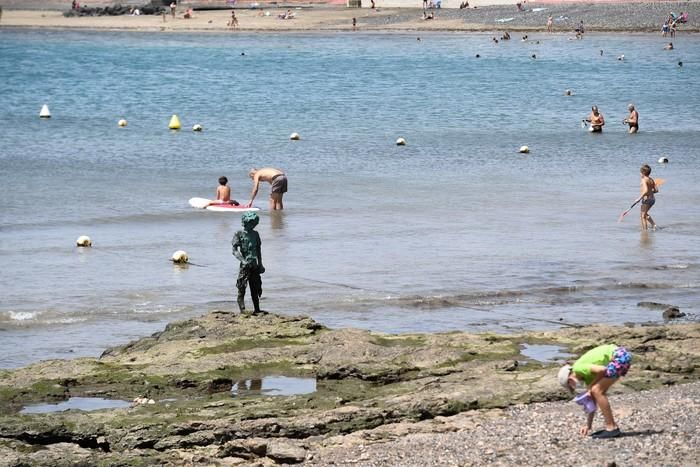 Bañistas y terrazas llenas en la Playa de Arinaga