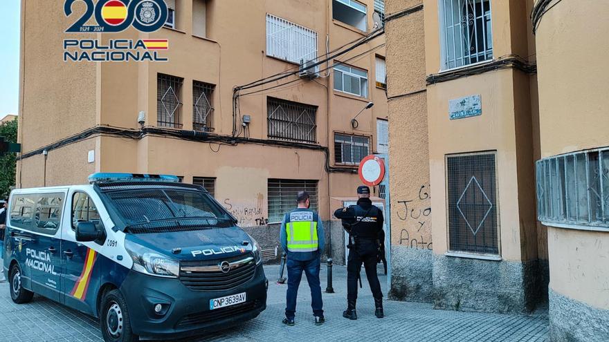 Cuatro detenidos regentaban dos puntos de venta de droga con puertas antipolicía en Elche