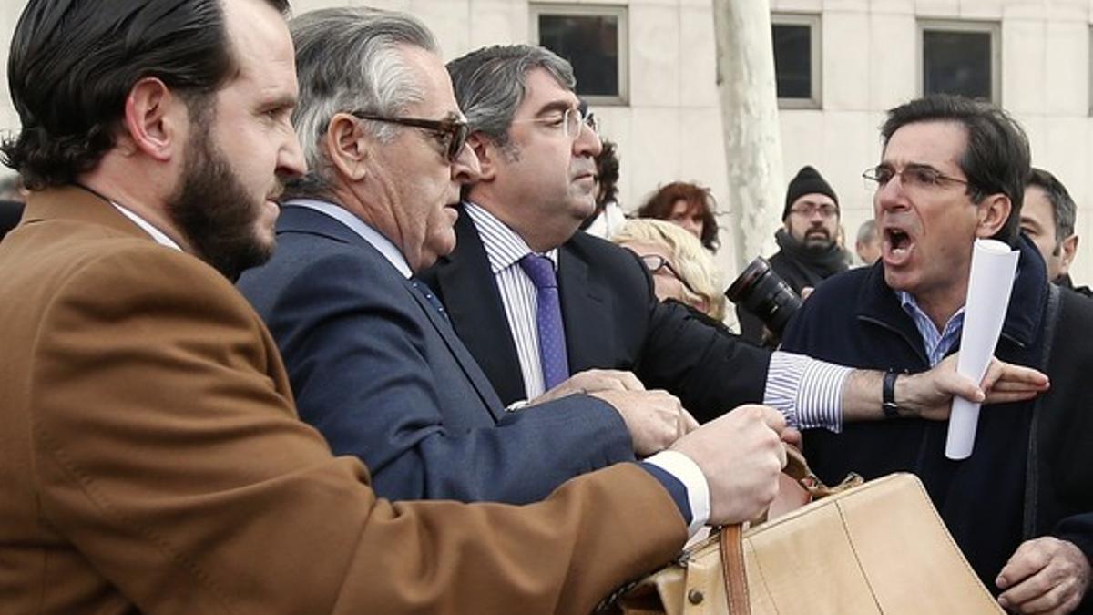 Abucheos contra Blesa antes de declarar en la Audiencia Nacional, el pasado día 24.