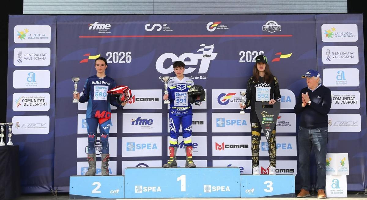 Luz Antonino en lo más alto del podio.