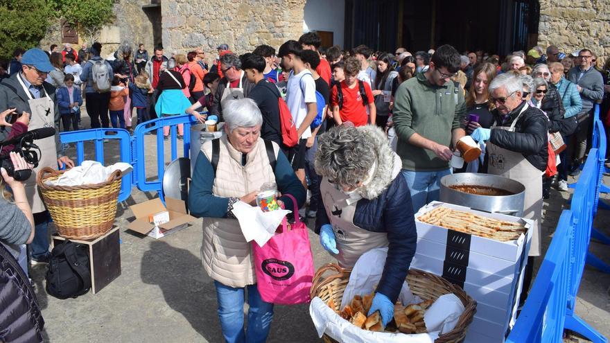 Berga manté viva la tradició de pujar a Queralt, amb la xocolatada com a reclam